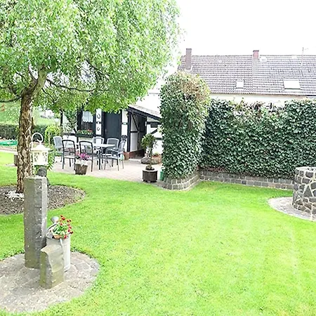 Eifel Garden Hideaway, Cleaning Included 아파트